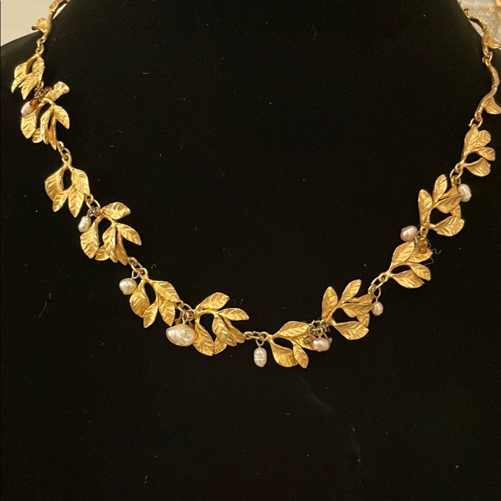 Gold Leaf and Pearl Detail Necklace!